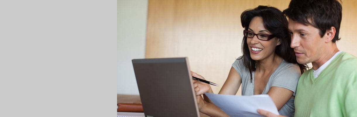 casal analisando contas com auxilio de computador casal analisando contas com auxilio de computador