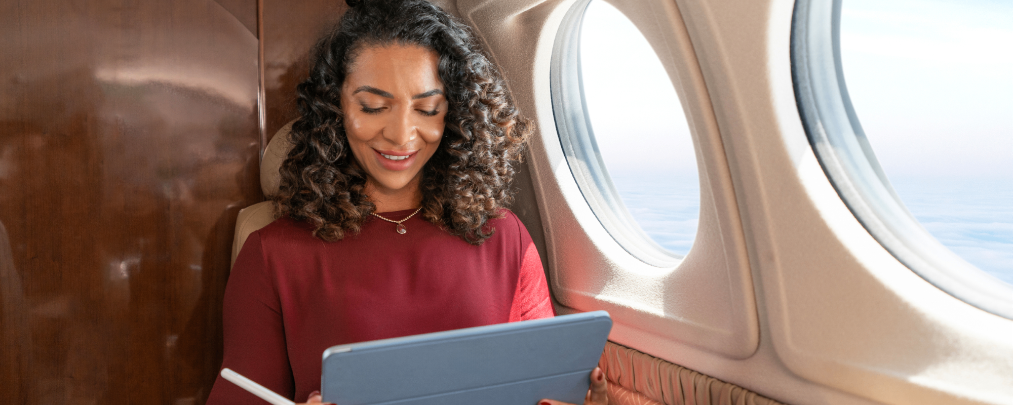 mulher usando notebook no avião