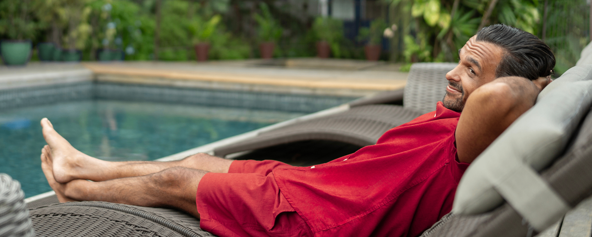 homem deitado relaxando