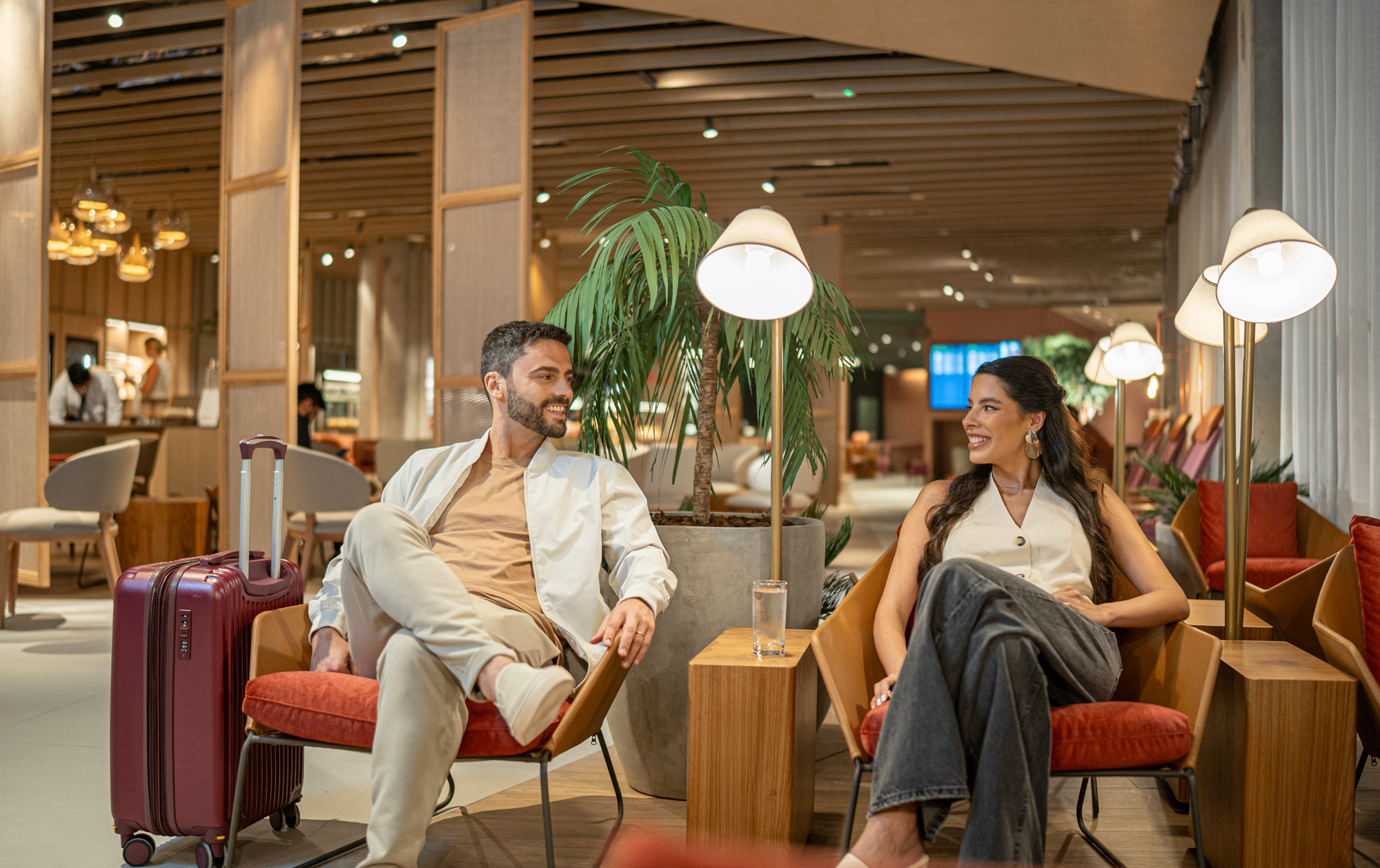 homem e mulher sentados na sala vip