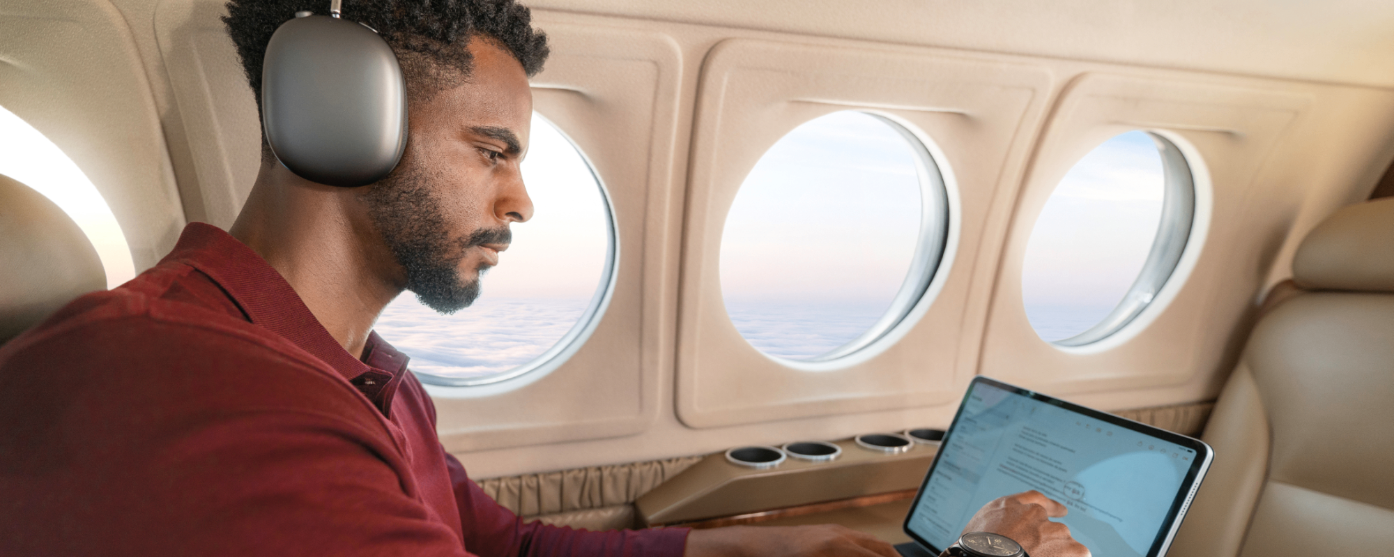 homem usando notebook no avião
