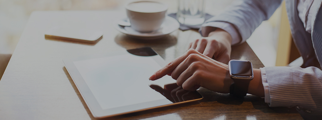 Um homem conversando no celular.