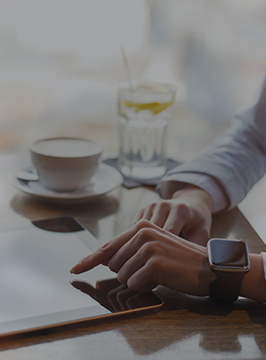 Um homem conversando no celular.