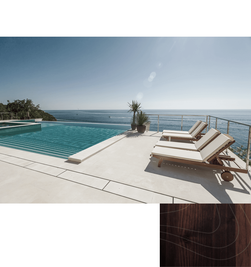 Piscina de um hotel com vista para o mar