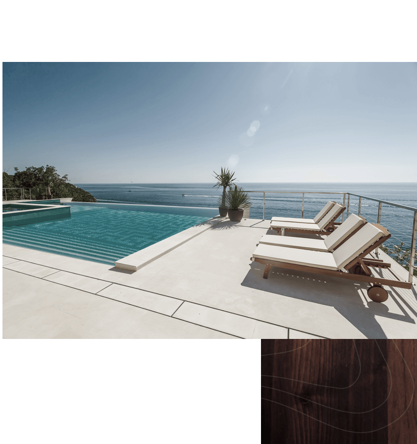 Piscina de um hotel com vista para o mar