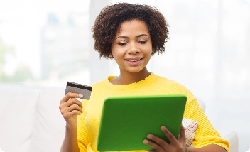 Mulher segurando cartão