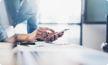 Mulher segurando cartão