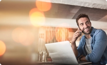 Mulher segurando cartão