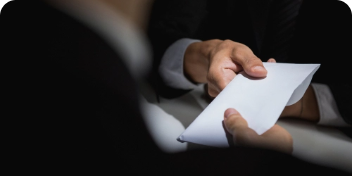 Dois homens executivos sentados trocando uma carta