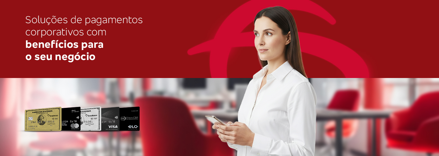 #BradescoAcessível #PraTodoMundoVer: a imagem é formada por um fundo vermelho com o logo Bradesco atrás de uma mulher segurando um celular em um escritório. No lado esquerdo, estão os cartões Bradesco e o texto 'Soluções de pagamentos corporativos com benefícios para o seu negócio'. Fim da descrição.