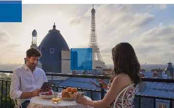 Casal em um café em Paris