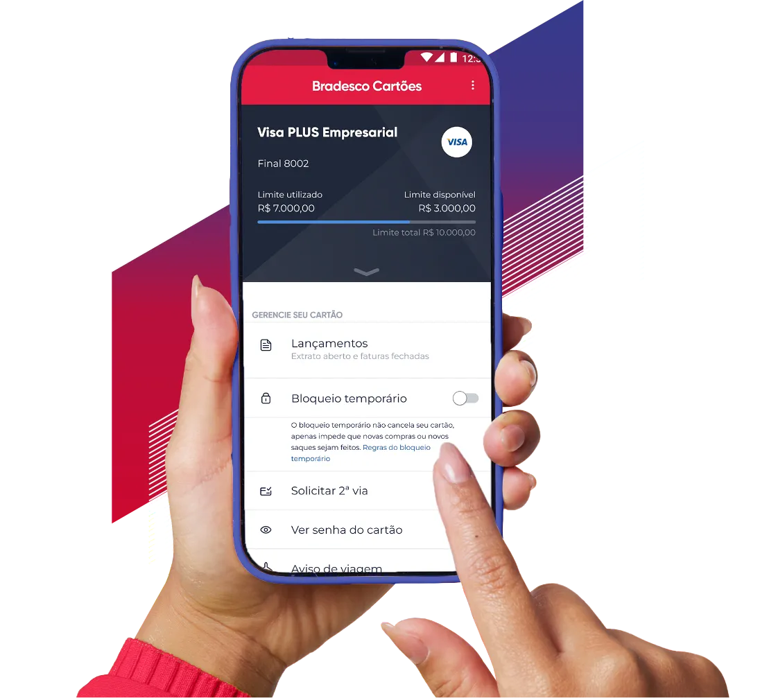 #BradescoAcessível #Pratodomundover Uma mão segurando o celular. A tela do celular mostra o aplicativo Bradesco Cartões PJ. A outra mão está utilizando o aplicativo
